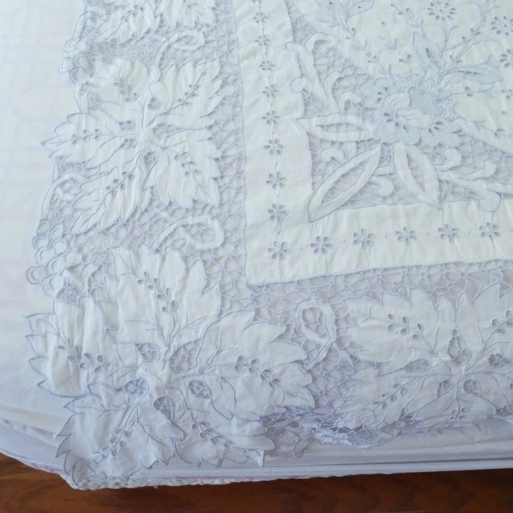 Vintage White Lace Cutwork Tablecloth Floral Madiera Embroidery Bleu White 79x64